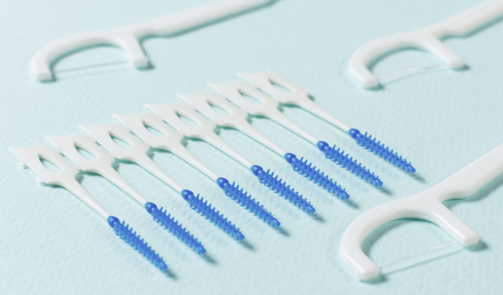 Interdental brushing: how to use, simple guide