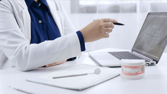 Dentist explaining diagnostic results