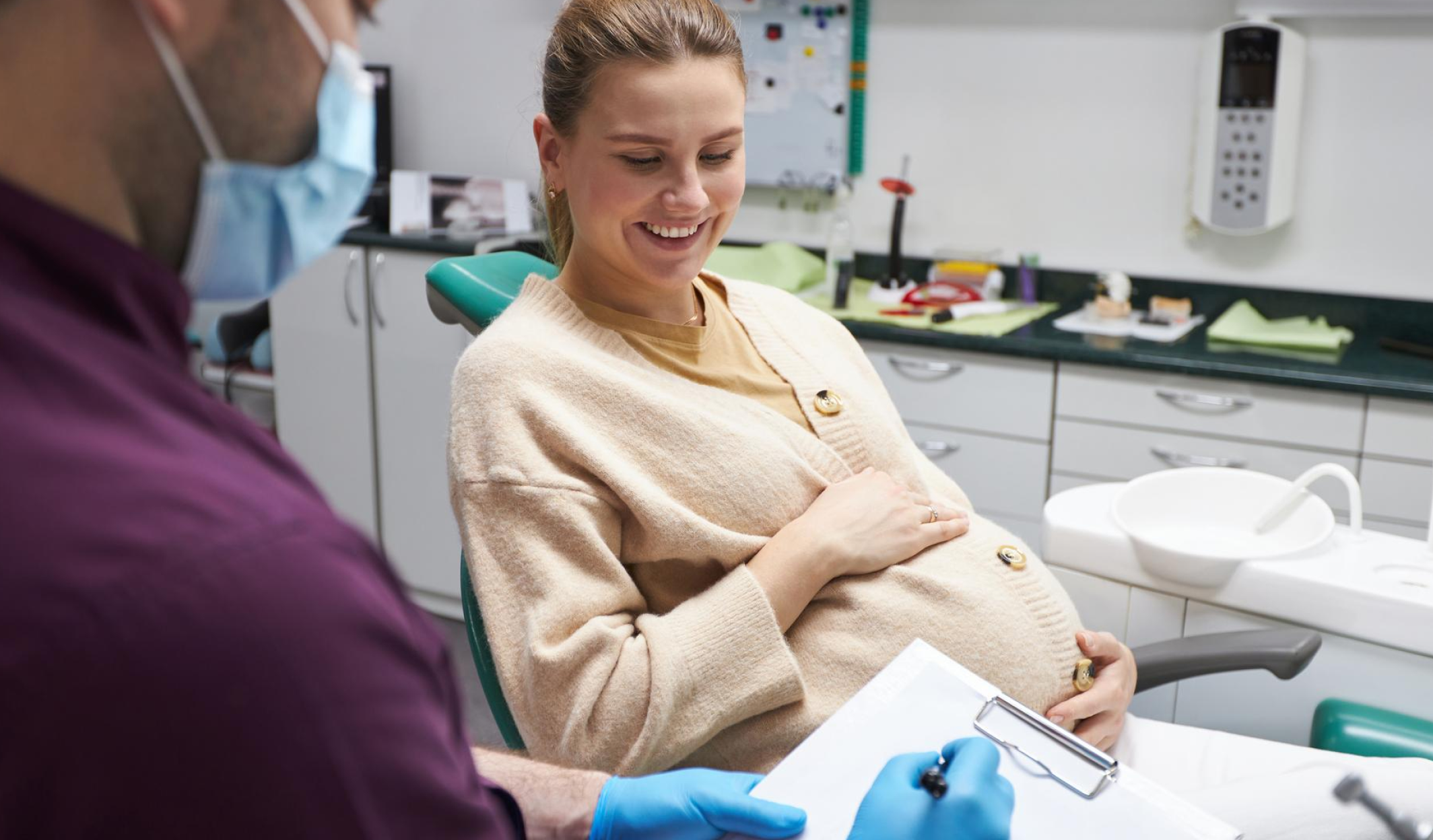 Krwawiące dziąsła: dlaczego krwawią i kiedy potrzebna jest pomoc dentysty