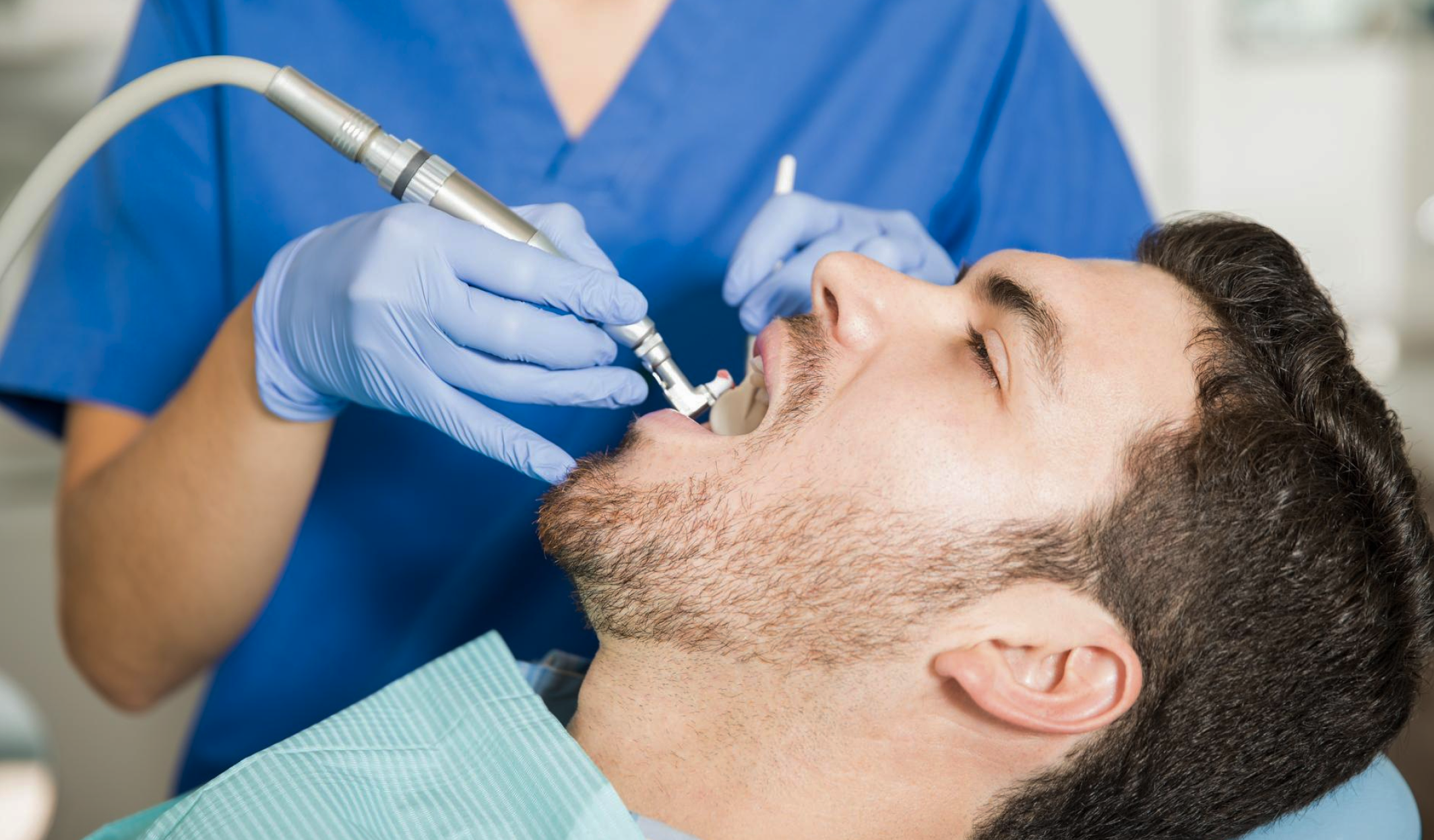 Krwawiące dziąsła: dlaczego krwawią i kiedy potrzebna jest pomoc dentysty